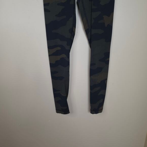 PINK Victoria's Secret Ultimate Legging in Green Camo Size XS - Picture 2 of 7